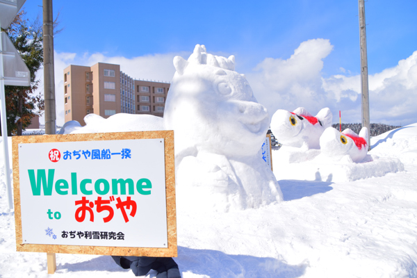 よし太くんと錦鯉の雪像の画像
