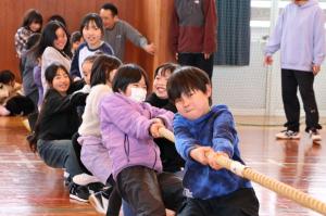 全力で綱を引く子どもたちの画像