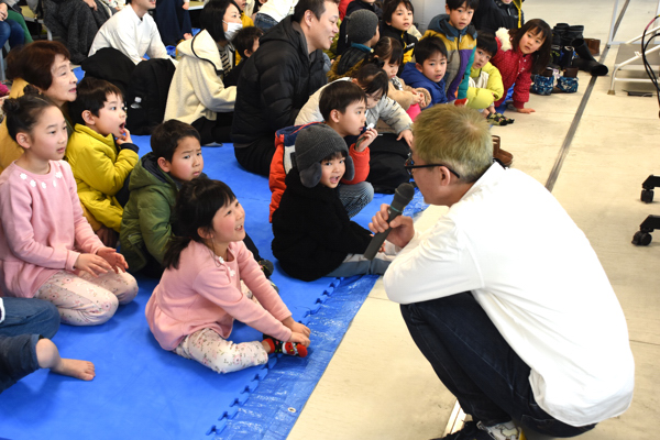 クイズを出題する平田さんとそれに答える女の子の画像