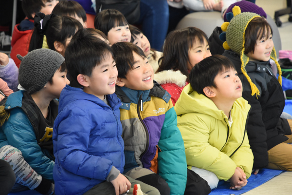 絵本ライブに参加する楽しそうな子どもたちの画像