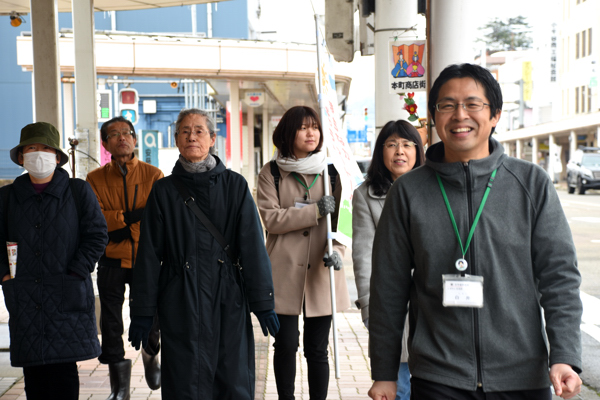 まちなかギャラリートークで楽しそうに本町商店街を歩く参加者の画像