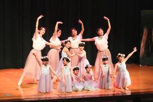 劇中でバレエを披露する市民舞踊団体