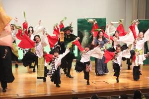 出演者とよさこい団体が共演する様子