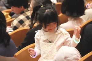 光る腕輪をつけて喜び子ども