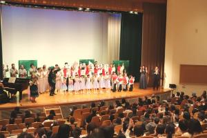 会場全体で幸せなら手をたたこうを大合唱する様子