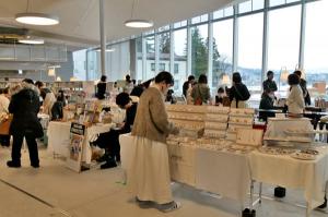 出店に集う来場者の画像
