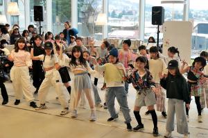 ダンス発表をする子どもたちの画像