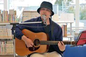 歌声を披露する水島雄毅さんの画像