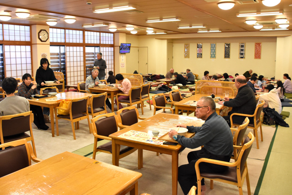おおぜいの来館者でにぎわう食堂の画像