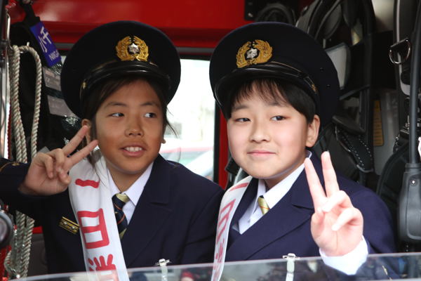 ポンプ車に乗っている小学生の画像