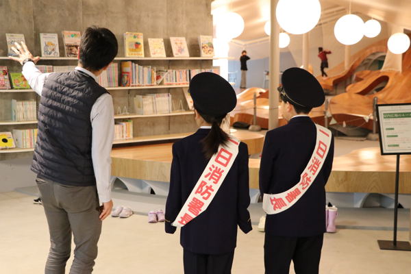 ホントカ。の査察で館内を案内される小学生の画像