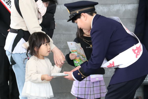 防火広報のチラシを幼児に渡す小学生の画像