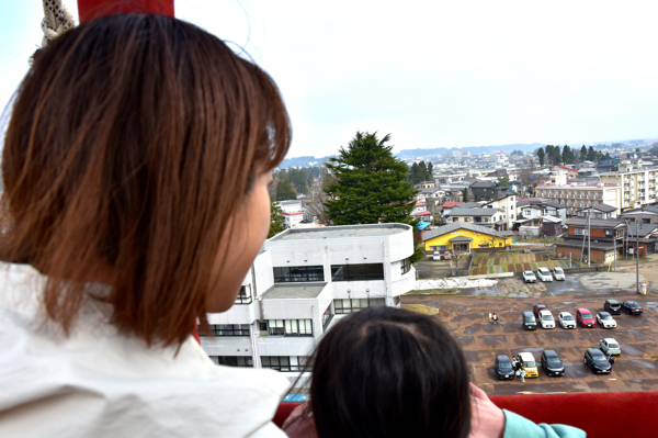 熱気球乗体で上空から小千谷市街地を見渡す親子の画像
