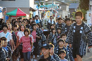 祭りの屋台を引いている画像