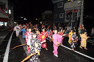 民謡流しで踊る子どもたちの画像