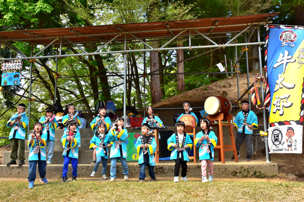 闘牛の歌を披露する東山小学校の児童の画像