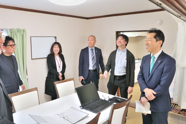 施設の内覧会の様子