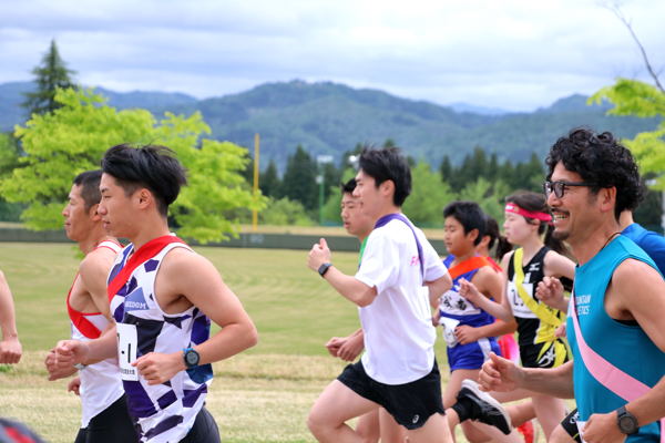 スタート直後のランナーたちの画像