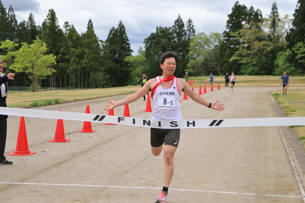 一着でゴールする小千谷消防Aチームのランナーの画像
