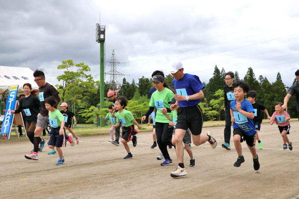 親子ふれあいレースのスタート直後の画像
