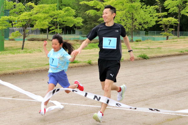 親子ふれあいレースの一着のゴール画像