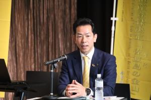 トーク中の宮崎市長