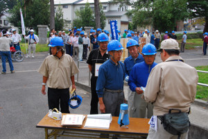 避難状況や要援護者の報告をしている画像