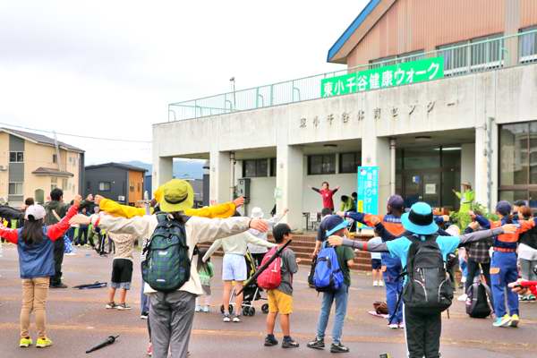 開会式のラジオ体操をするおおぜいの参加者の画像