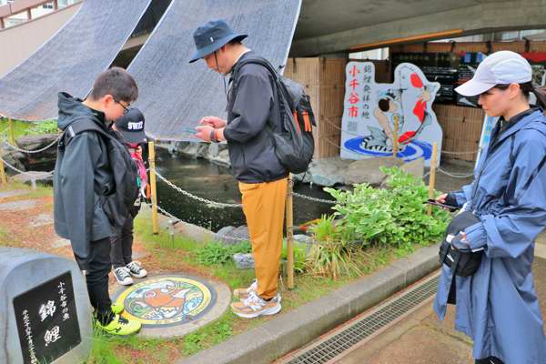 市役所でポケふたの写真を撮る参加者の画像