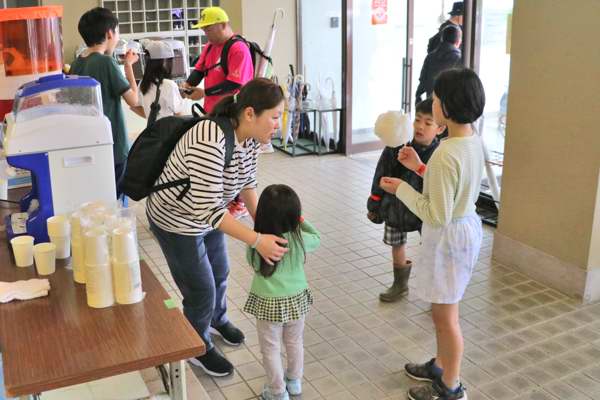 ゴールした後に無料のわたあめをもらった親子の画像