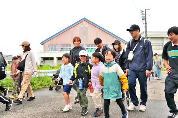 勤労青少年ホームからスタートする参加者たちの画像