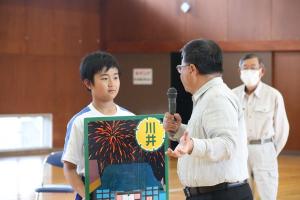 解説を聞く様子
