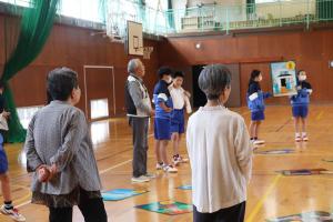 解説に聞き入る参加者