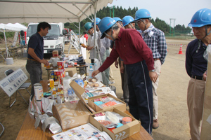 防災物品の展示コーナーを見る参加者の画像