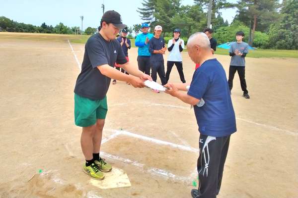 白山運動公園で１位のチームに賞状が贈られている様子