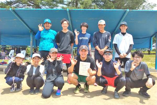 白山運動公園で１位になったチームの集合写真
