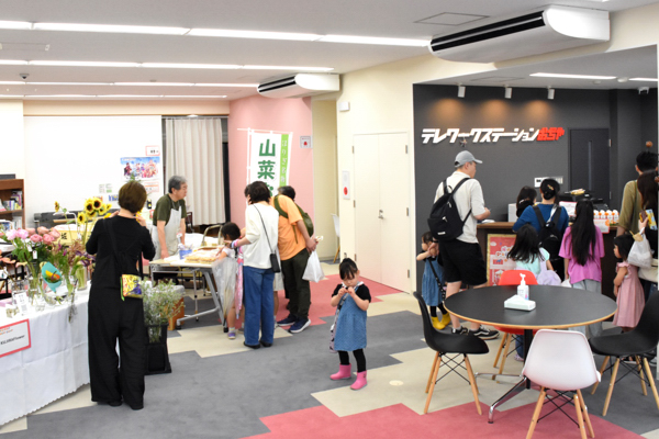 来場者でにぎわうテレワークステーションおぢやの画像