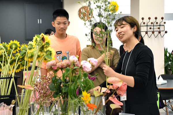来場者と出展者が会話をしている画像