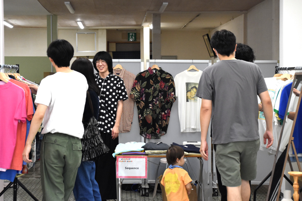 来場者でにぎわう古着の出店ブースの画像