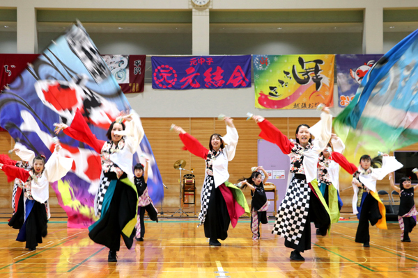 よさこいを踊る女性の画像