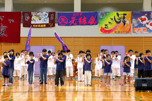 お囃子を演奏する元中子のお囃子チームの画像