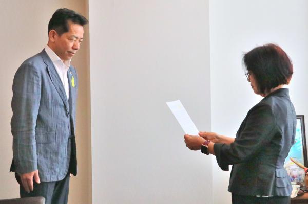 社会を明るくする運動の内閣総理大臣メッセージを受け取る市長の画像