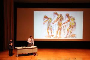 原爆投下直後の様子を説明する講師