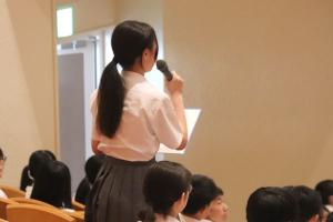 講師に説明をする中学生