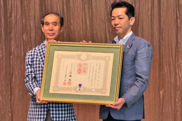 講演の前に紺綬褒章を伝達した宮崎市長と松井様の画像