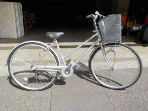 27インチのシルバーの自転車です。