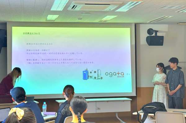 企業についてプレゼンする学生の画像