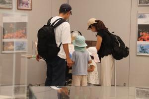 展示を見る親子4人
