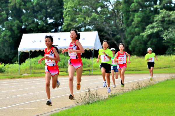 小学校5・6年女子が800メートル走をしている画像