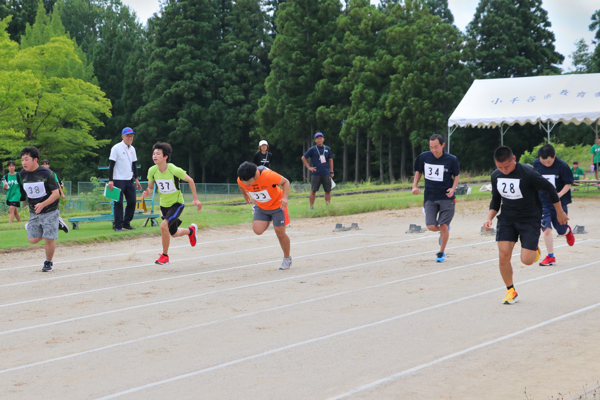 100ｍ走に出場しているスペシャルオリンピックス選手の画像